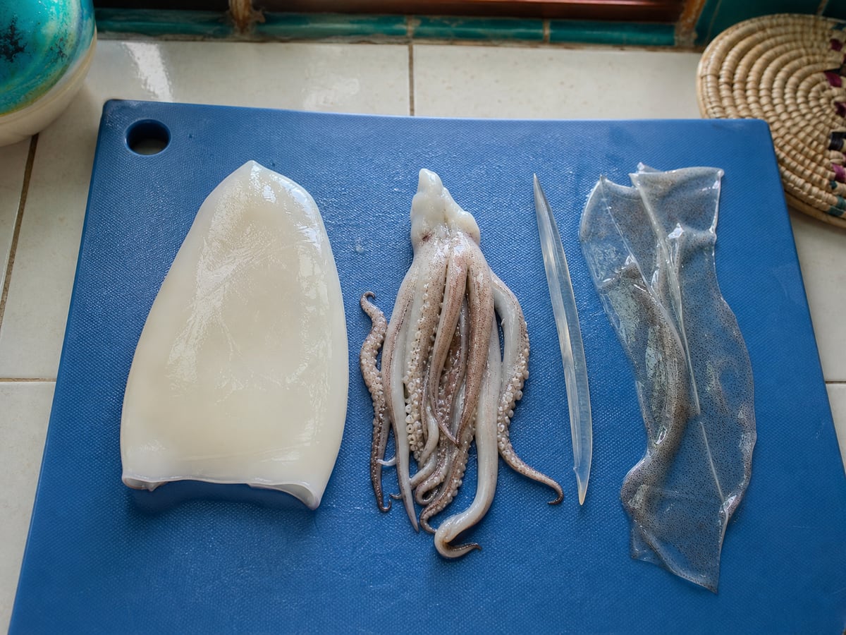 Demostración culinaria de cómo limpiar calamar en una cocina limpia