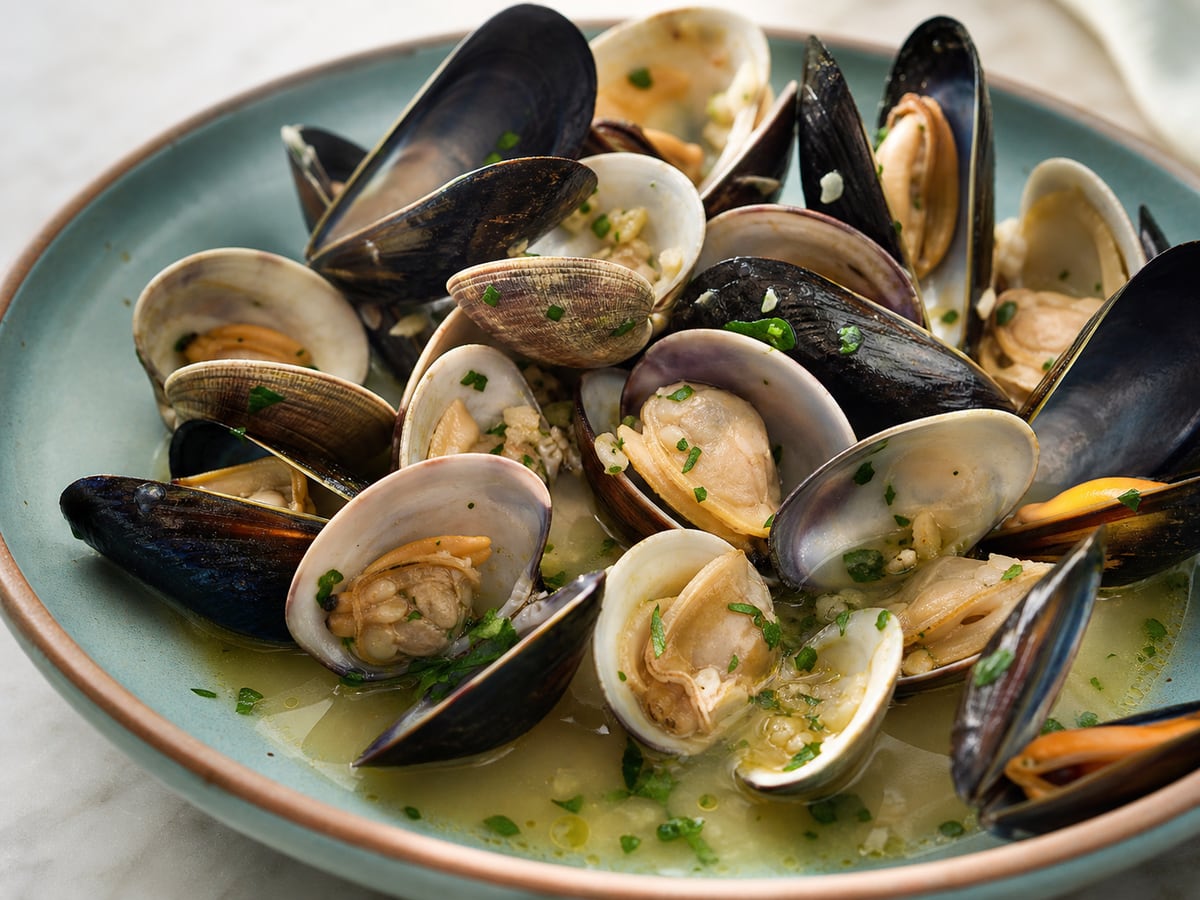 Mejillones cocidos al vapor con las conchas abiertas
