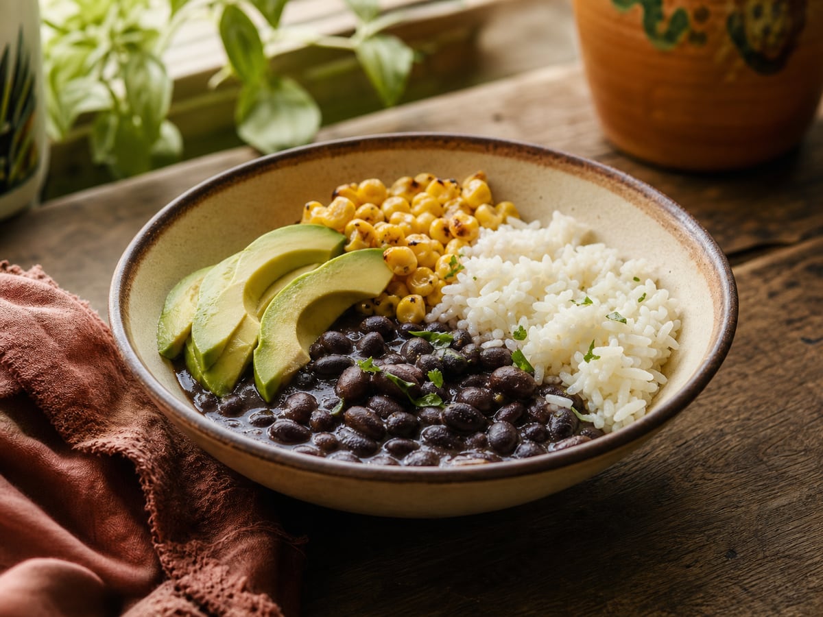 Bowl de frijoles y arroz servido en una porción casera con ingredientes visibles