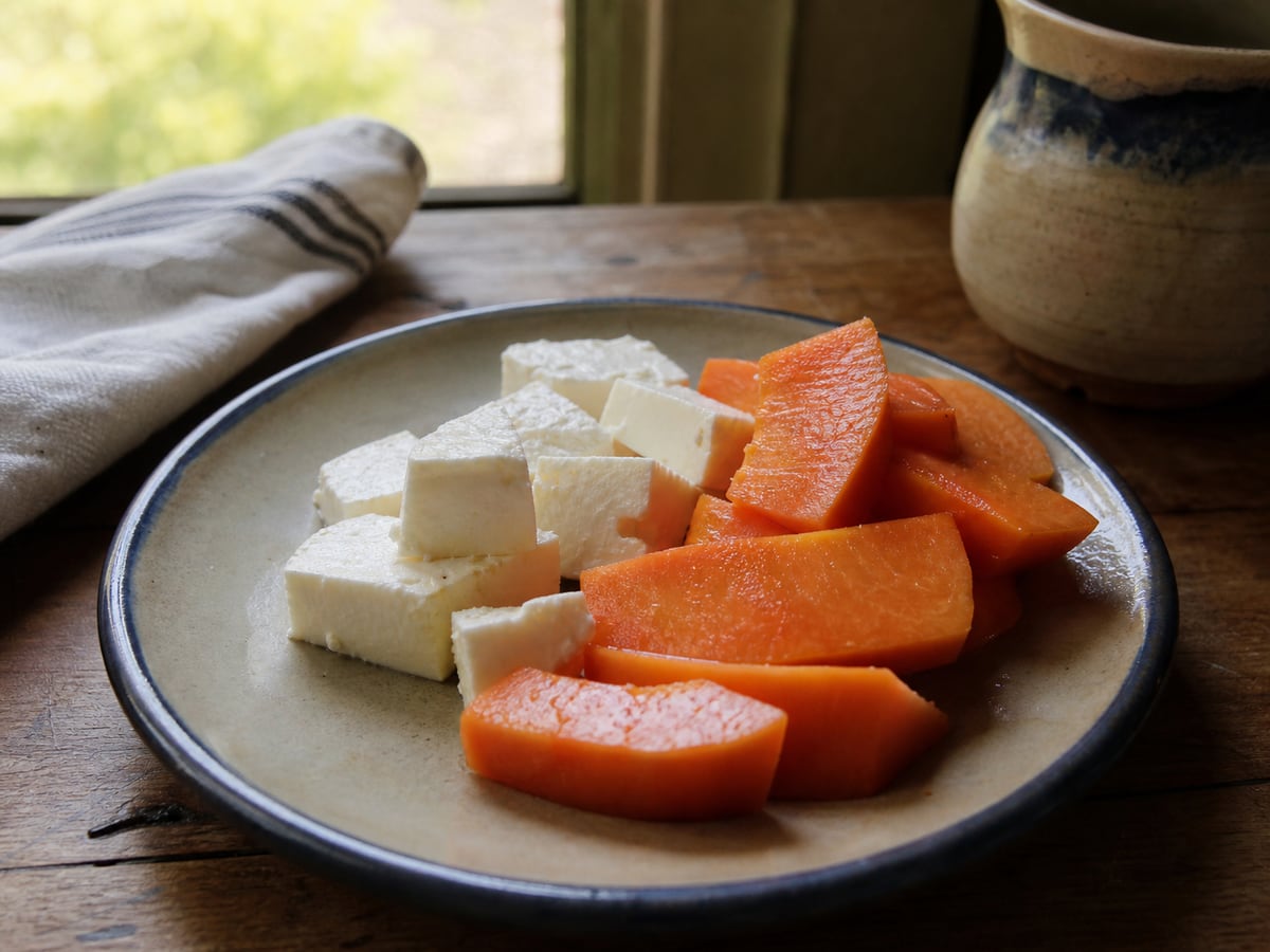 Queso fresco con fruta servido en una porción casera con ingredientes visibles