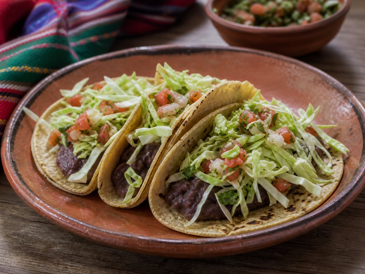 Tacos de frijol servido en una porción casera con ingredientes visibles