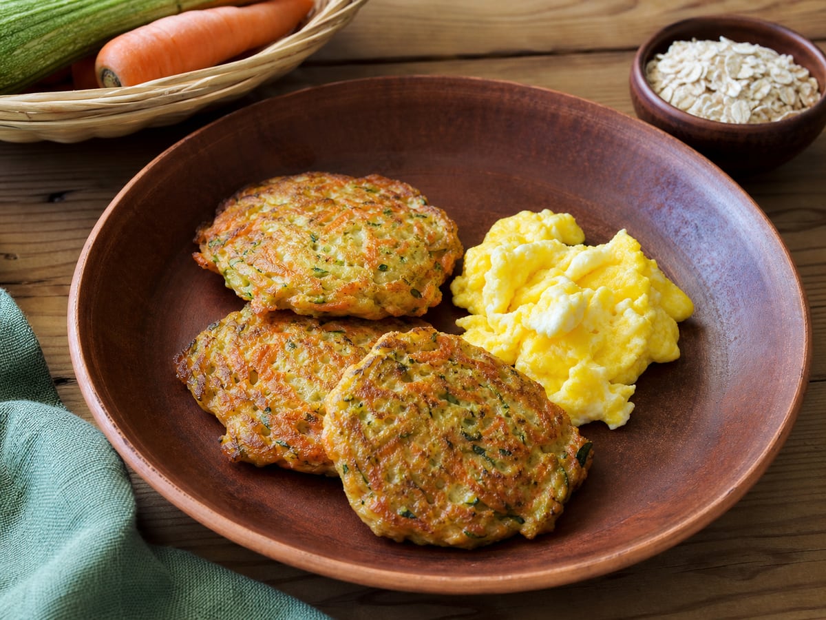 Tortitas de vegetales servido en una porción casera con ingredientes visibles