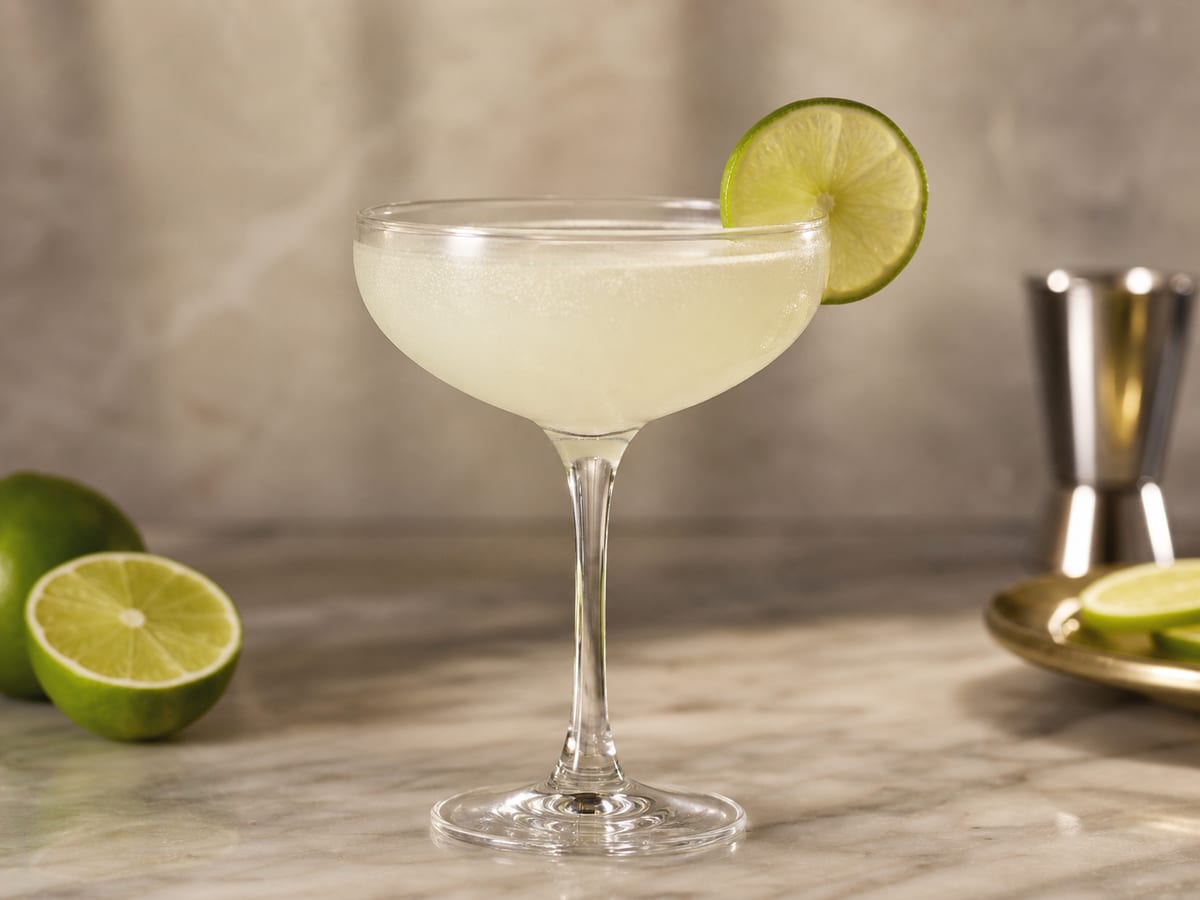Copa de daiquiri clásico con limón