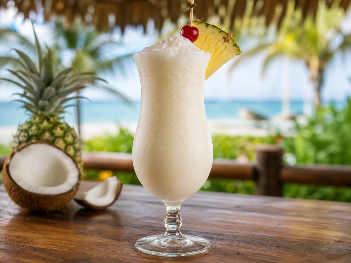 Piña colada cremosa con coco y piña