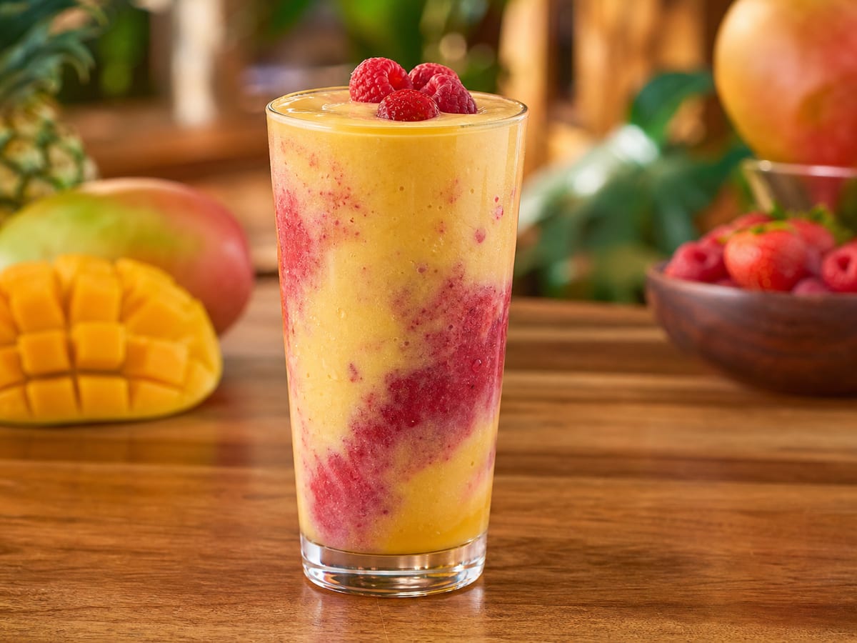 Batido tropical de mango y frutos rojos