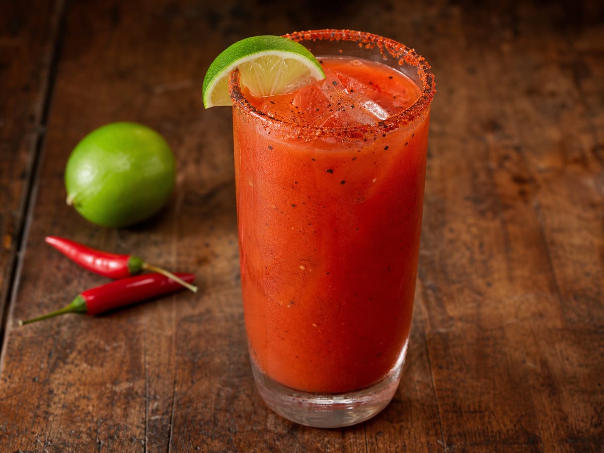 Bebida de tomate preparada con limón y chile