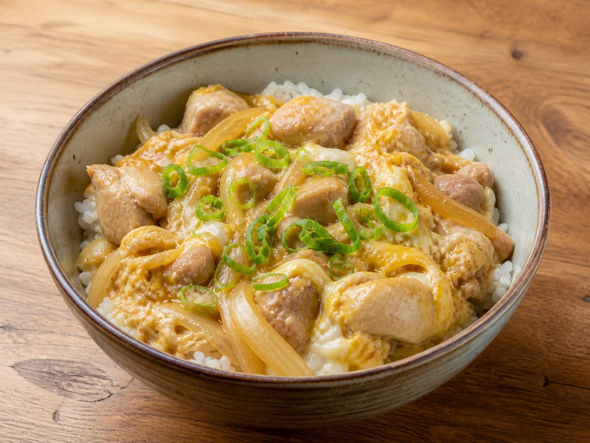 Donburi japonés de pollo y huevo sobre arroz con cebollín
