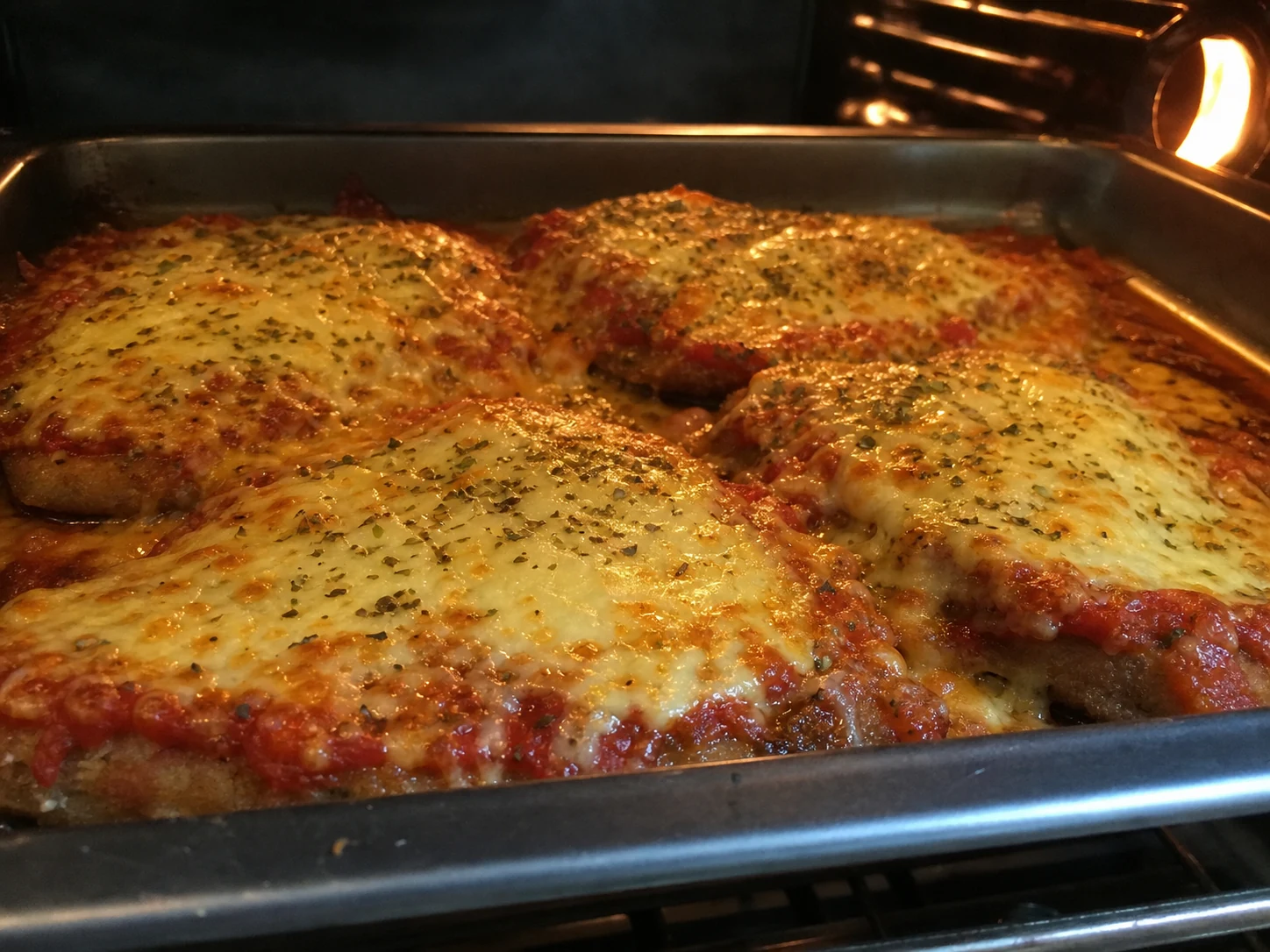 Queso gratinandose sobre milanesas