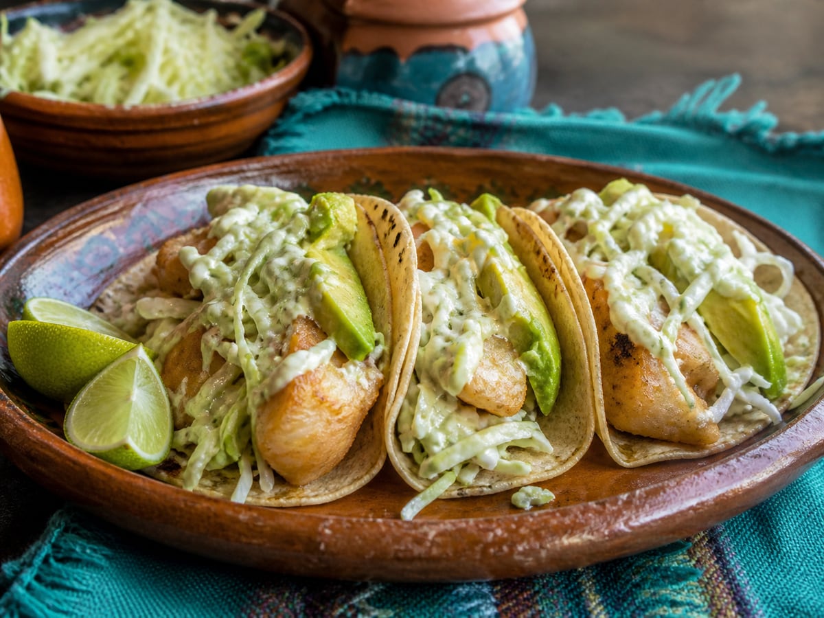 Tacos de pescado con repollo servido con tortillas de maíz y repollo
